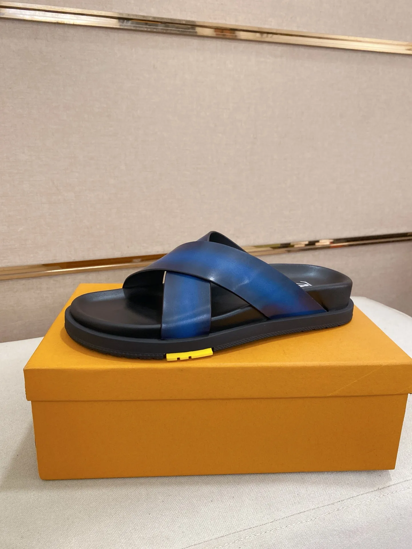 Factory price: 420💰Made by LV🔍Top purchasing agent. Men's spring and summer slippers are available at the same counter. The uppers are made of cowhide imported from Italy. High-quality craftsmanship, soles: original soles specially provided by the original factory, exclusive movable molded soles are super comfortable, original factory follow-up goods, 🔍🔍high quality, can be entered and exited the counter at will, welcome to compare, code number 38-44. Can be customized45
